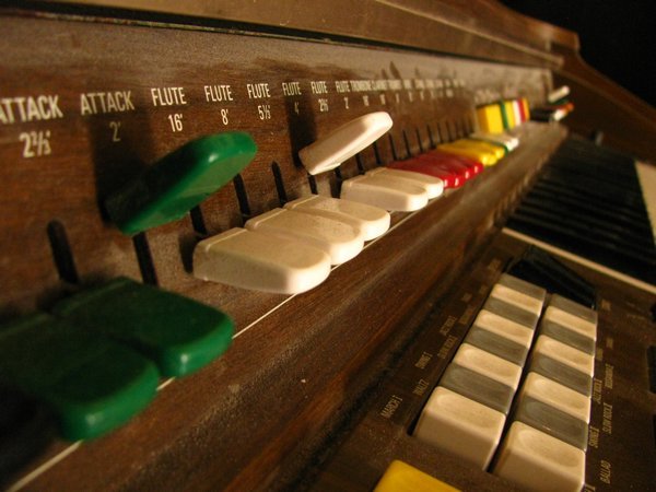 Awesome old electric organ - I just had to put some pictures on :)