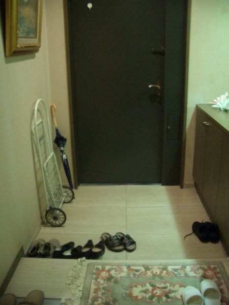 Der Eingang zur Wohnung - Bitte Schuhe aus- und Schlappen anziehen