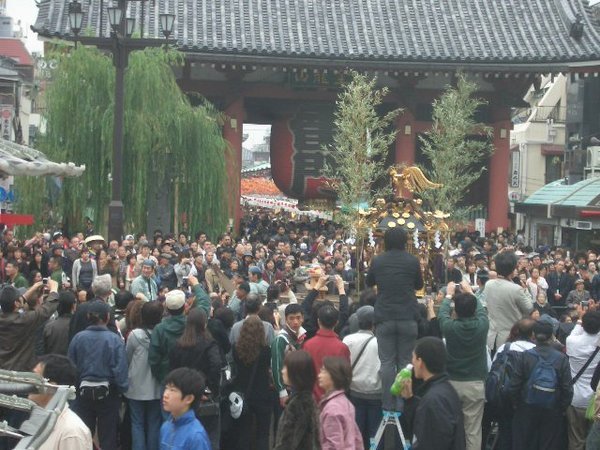 Vor dem Eingang zum Tempel in Asakusa - noch seh ich nicht viel von der Parade
