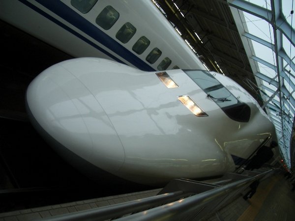 Shinkansen - "wie ein Flugzeug, dem man die Fluegel abgemacht hat"
