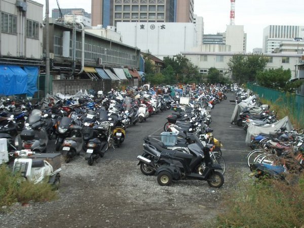 der Motorradparkplatz