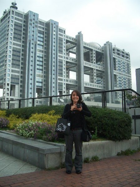 ich mit meiner Mino (und meiner neuen HelloKitty-Tasche) vor Fuji TV