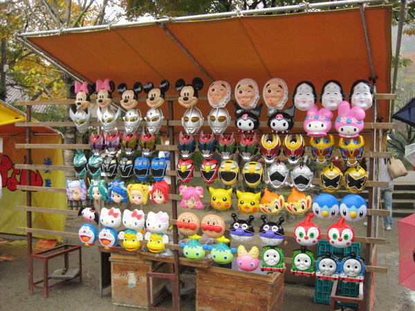 diese Masken fuer Kinder wurden vor dem Shrine verkauft, keine Ahnung warum, passt ja irgendwie nicht...