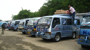 Sumatralaiset bussit valmiina lähtöön