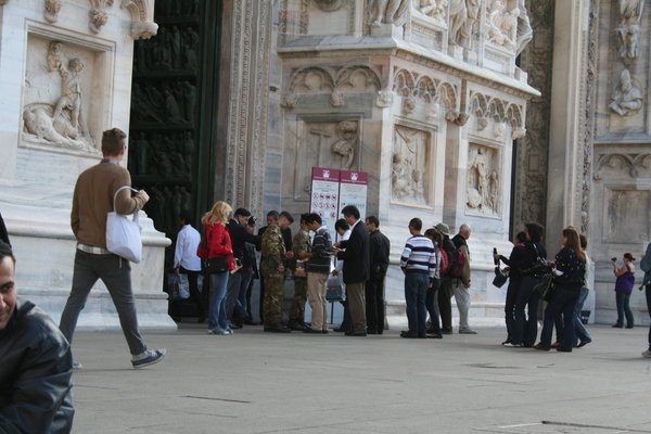military checking people on the way into the Duomo