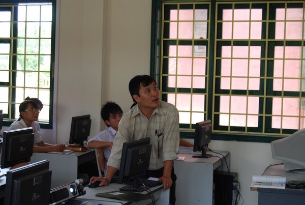Mr. Hai Using the Language Lab