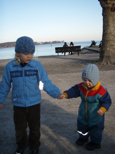 Veljekset kävelyllä Bodenseen rantapuistossa