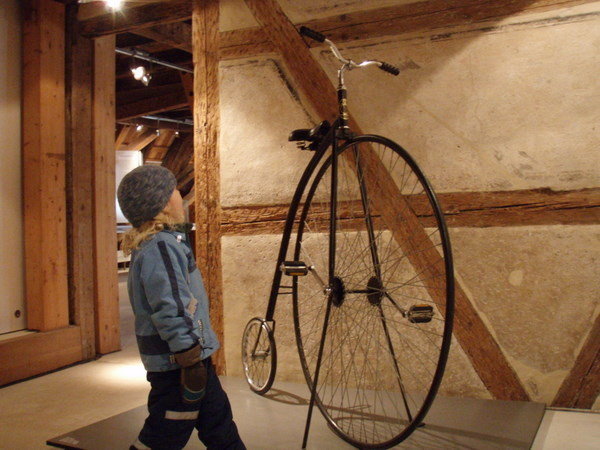 Lare ihmettelee polkupyörää Tübingenin kaupunginmuseossa