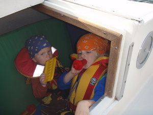 Pojat leikkivät merirosvoa takahytissä