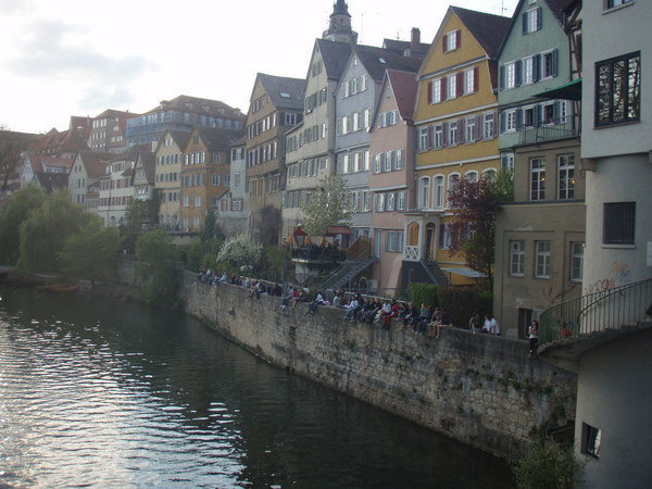 Kansaa istuskelemassa joen reunalla Tübingenin keskustassa