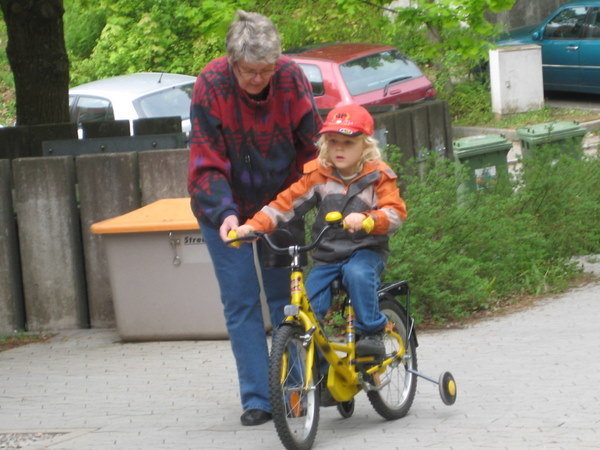 Mummu ja Lare harjoittelevat pyöräilyä.