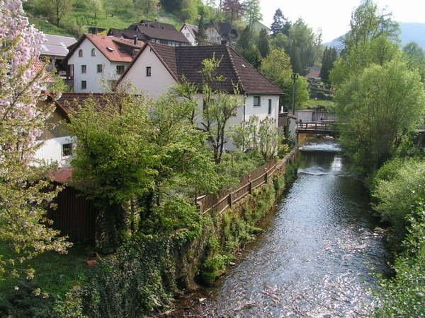 Alpirsbachin läpi virtaa jokin joki.