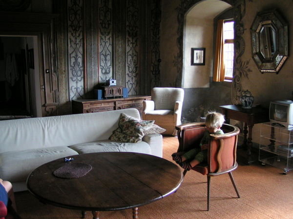 ... ja kokeilla huonekaluja, ei ihan sentään 1500-luvulta
