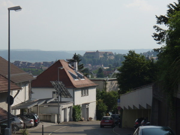 Matkalla kaupungille (kävellen 3.5km) näkyy Tübingenin linna