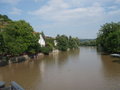 Neckar-joki keskellä Tübingeniä. Vasemmalla ison puun alla punaisen aidan takana on vakiopaikkamme.
