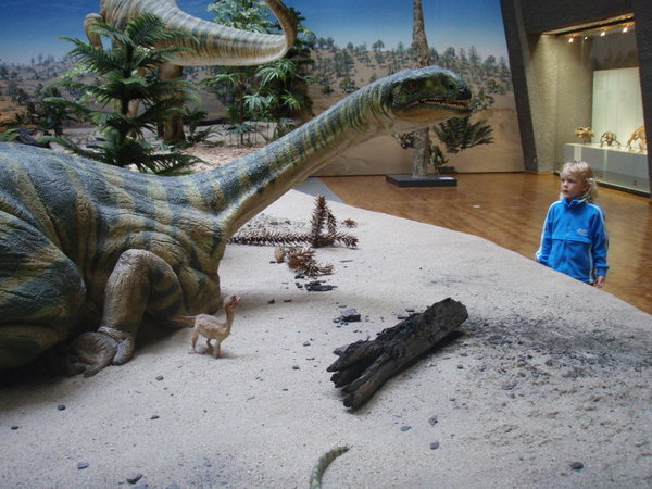 Dino ja vauvansa katselevat Larea