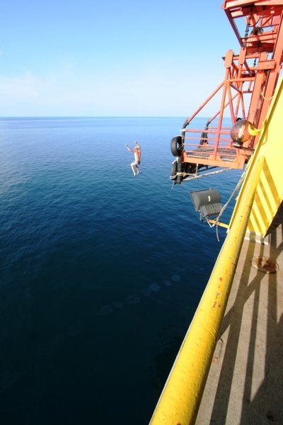 Springen van het duikplatform