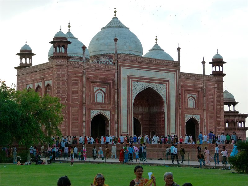 Mosque along side of Taj Mahal