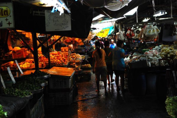 The dark, humid and smelly World of the Thai market