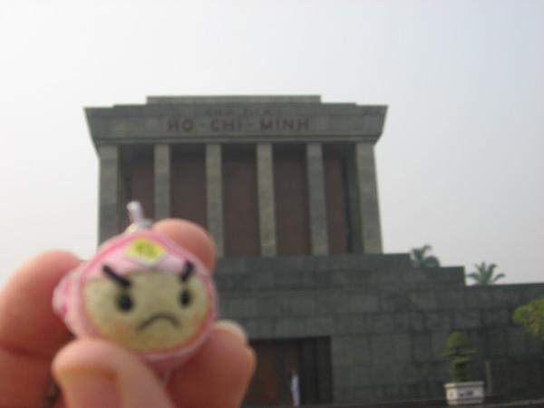 Melanie la ninja au Mausoleum de Ho Chi Min