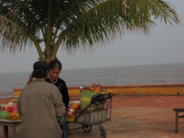 Vendeuse de coconut pres de la mer