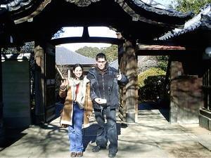 moi et Seb devant un temple shintaoiste