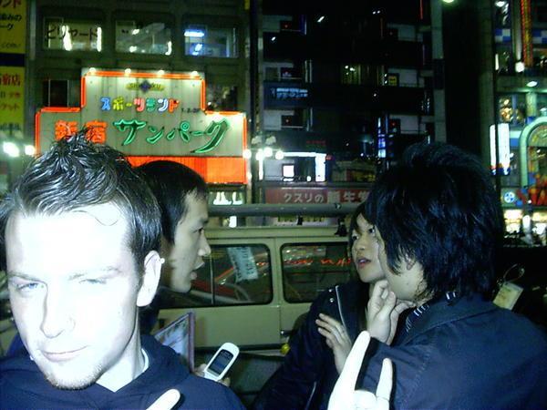 Mayumi et Keita dealing with the karaoke guy... and Yanick showing off!
