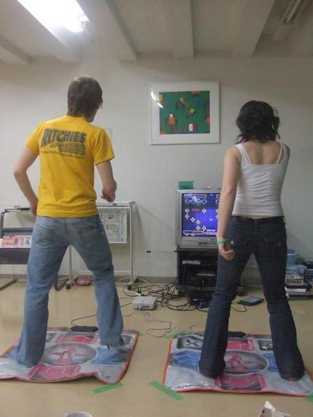 Clif et moi, jouant à DDR, trop cool