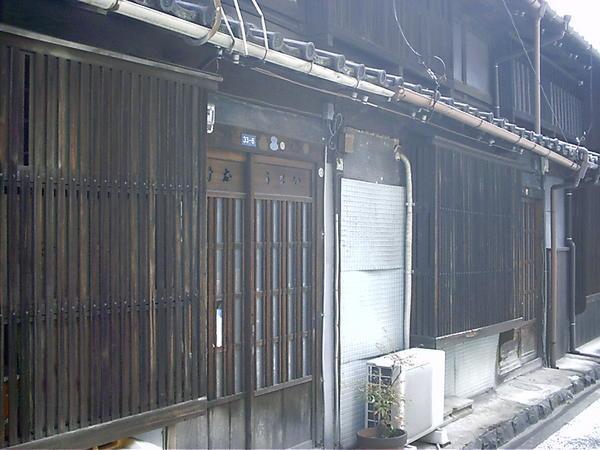 even if that place looks really... banal... it's in fact an old geisha house... my imagination again went crazy