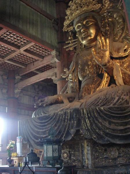 Le bodhisatva à gauche de Bouddha