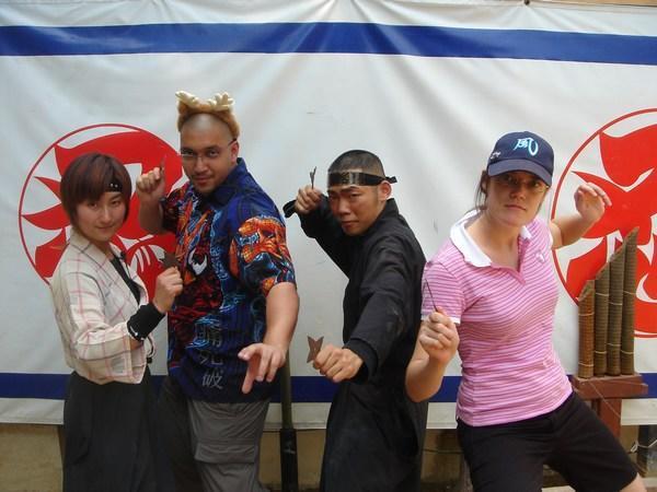 Mario et Heidi avec les ninjas du show de ninjas