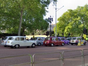 cars on the street by Buckingham Palace