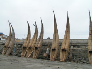 Typische rietenbootjes te Trujillo