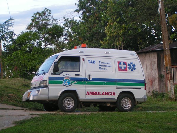 Ambulance, enige auto in Puerto Narino