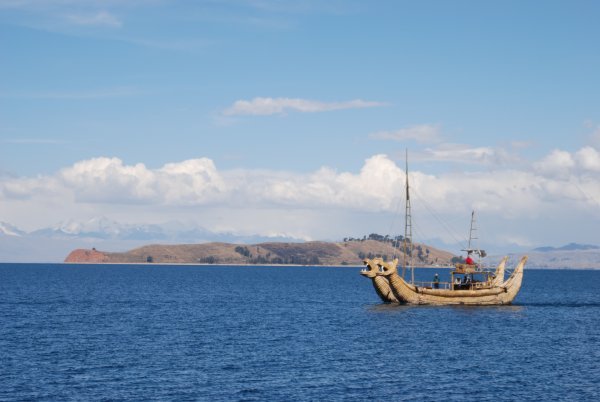 Traditionele boot op het Titicacameer