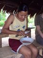 Valeria beim Kakao raspeln