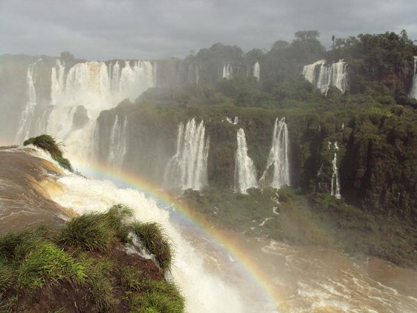 Regenbogen ueber den Wasserfaellen auf der brasilianischen Seite