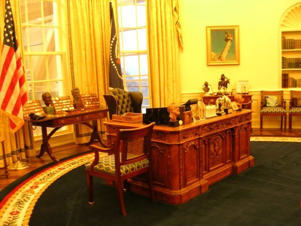 Bad picture of Clinton's Oval Office