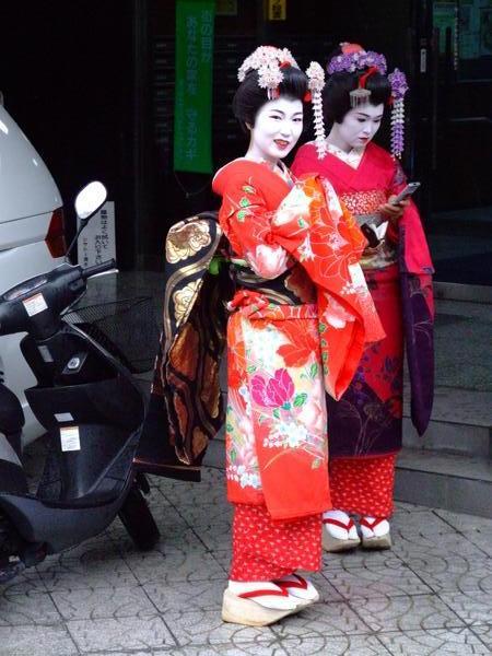 The modern day "texting " Geisha