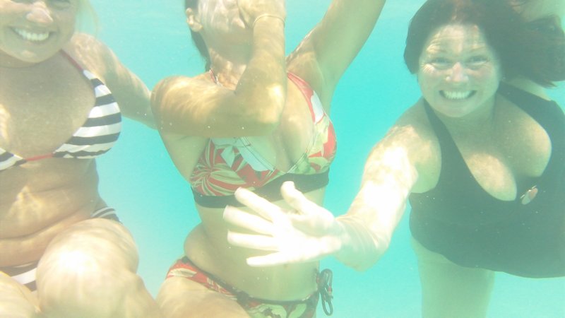 3 filles sous l'eau