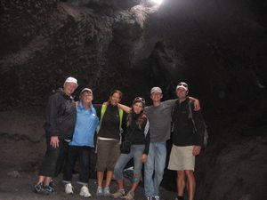 Photos dans une grotte au volcan pacaya