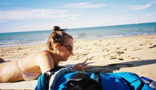 Ligger på stranda og chiller'n..med mobil'n...oh yeah;)