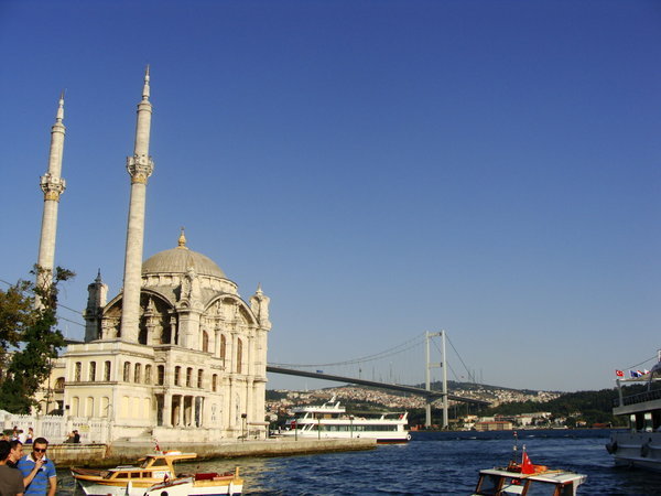 Mecset az Ortaköy-negyedben, a Boszporusznal