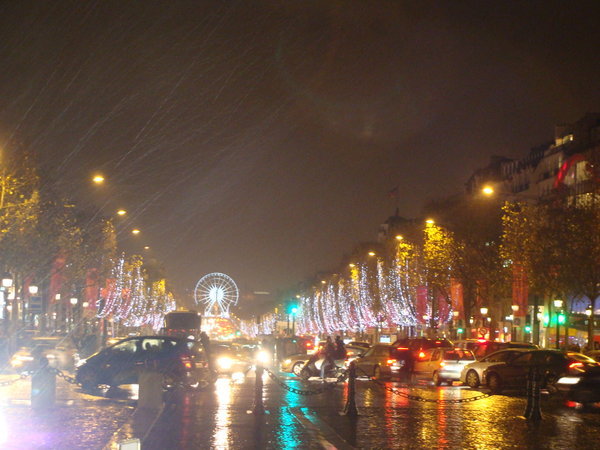 A Champs Elysees - esos, szeles ido volt a karacsonyi diszkivilagitas melle