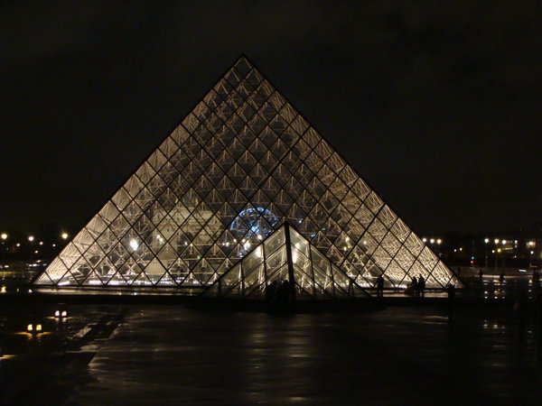 Egyuttallas - piramisok a Louvre elott, hatterben a Caroussel (kis diadaliv) es az oriaskerek a Concorde teren