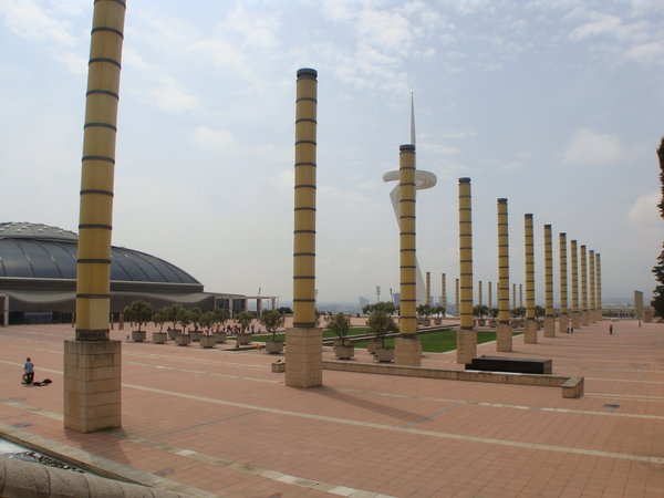 A Palau Jordi es a telekommunikacios torony az olimpiai csarnok mellett