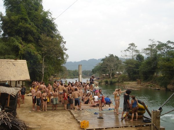 Gente de todo el mundo desmadrandose en medio de Laos