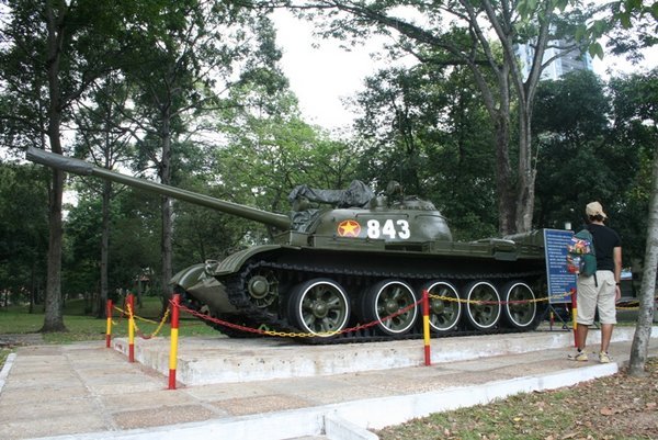 Replica del tanque con que se derribó la puerta principal del palacio presidencial de Saigon en el 75
