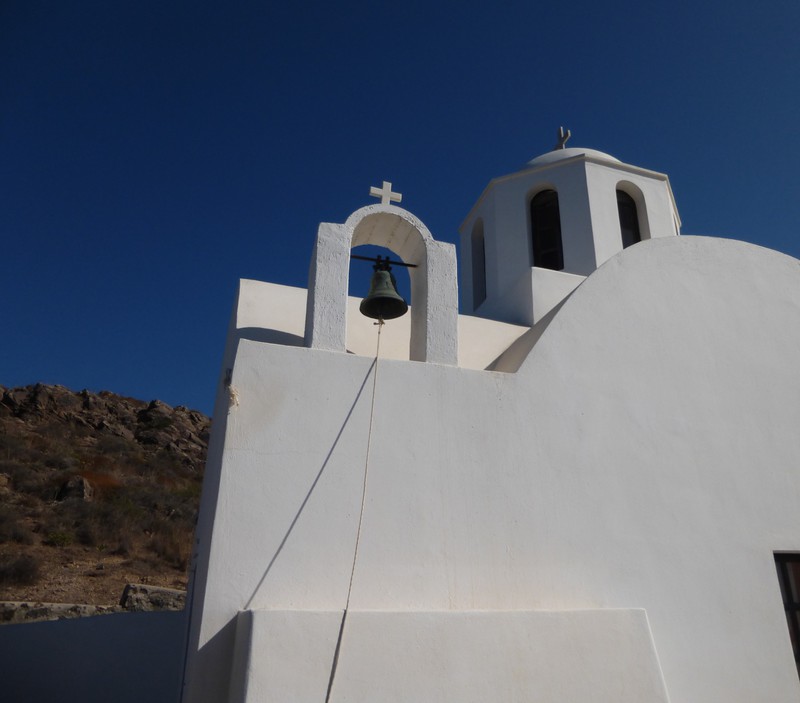 church on the walk to Oia