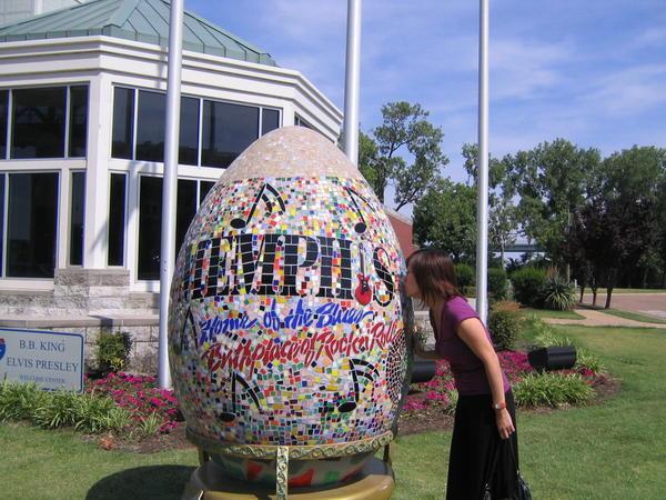Grace kissing the Memphis egg
